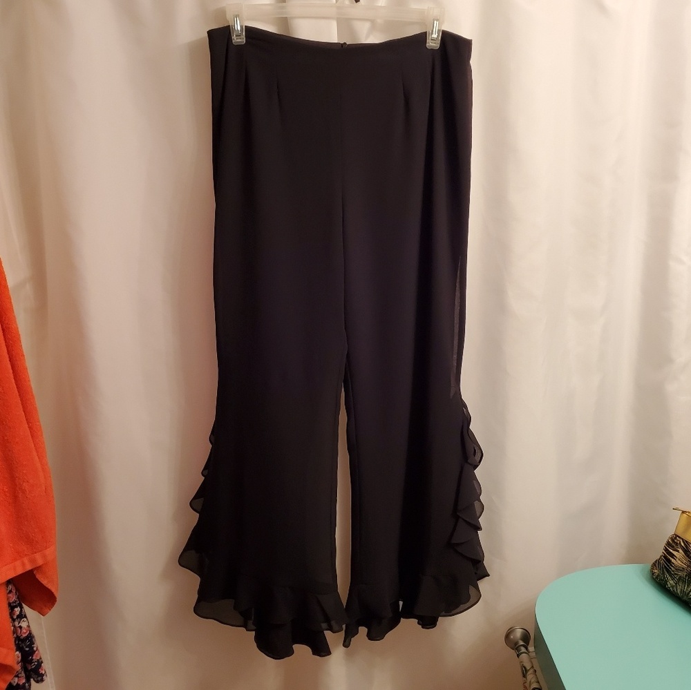 Palazzo pants with flare! Adorable..